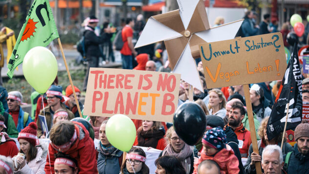 Ahead of COP23 Climate Talks: 25,000 March Demanding End to ‘Era of Fossil Fuels’