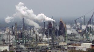 Major Investors Pressure Exxon to Set CO2 Reduction Targets