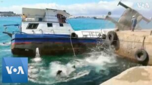 Boat Carrying 600 Gallons of Oil Sinks off the Galápagos