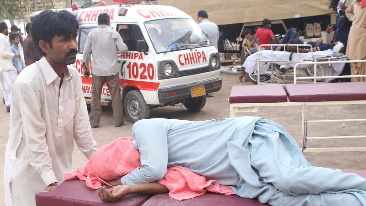 ​Heat wave victims wait outside an emergency room in Pakistan.