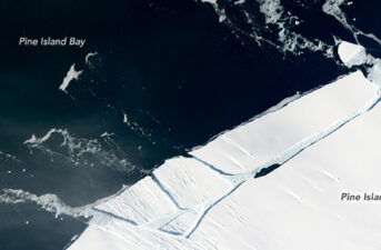 Manhattan-Sized Iceberg Breaks off Antarctica