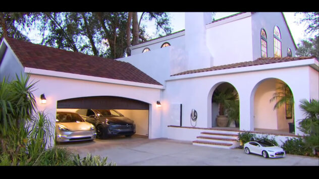 Elon Musk Puts Tesla’s Solar Roof on His Own House, and It Looks Fantastic