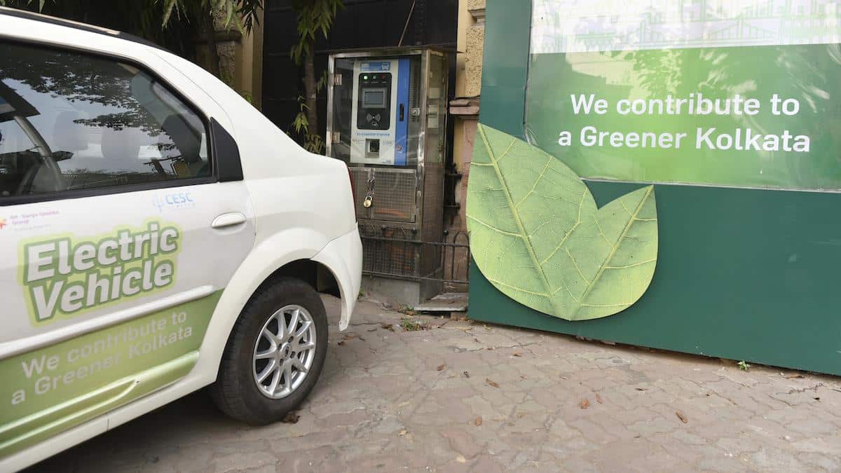 <wbr />An electric car parked in front of a charging station in India.