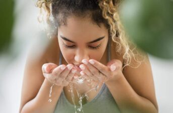 7 Natural Face Washes Your Skin Will Love (2022)