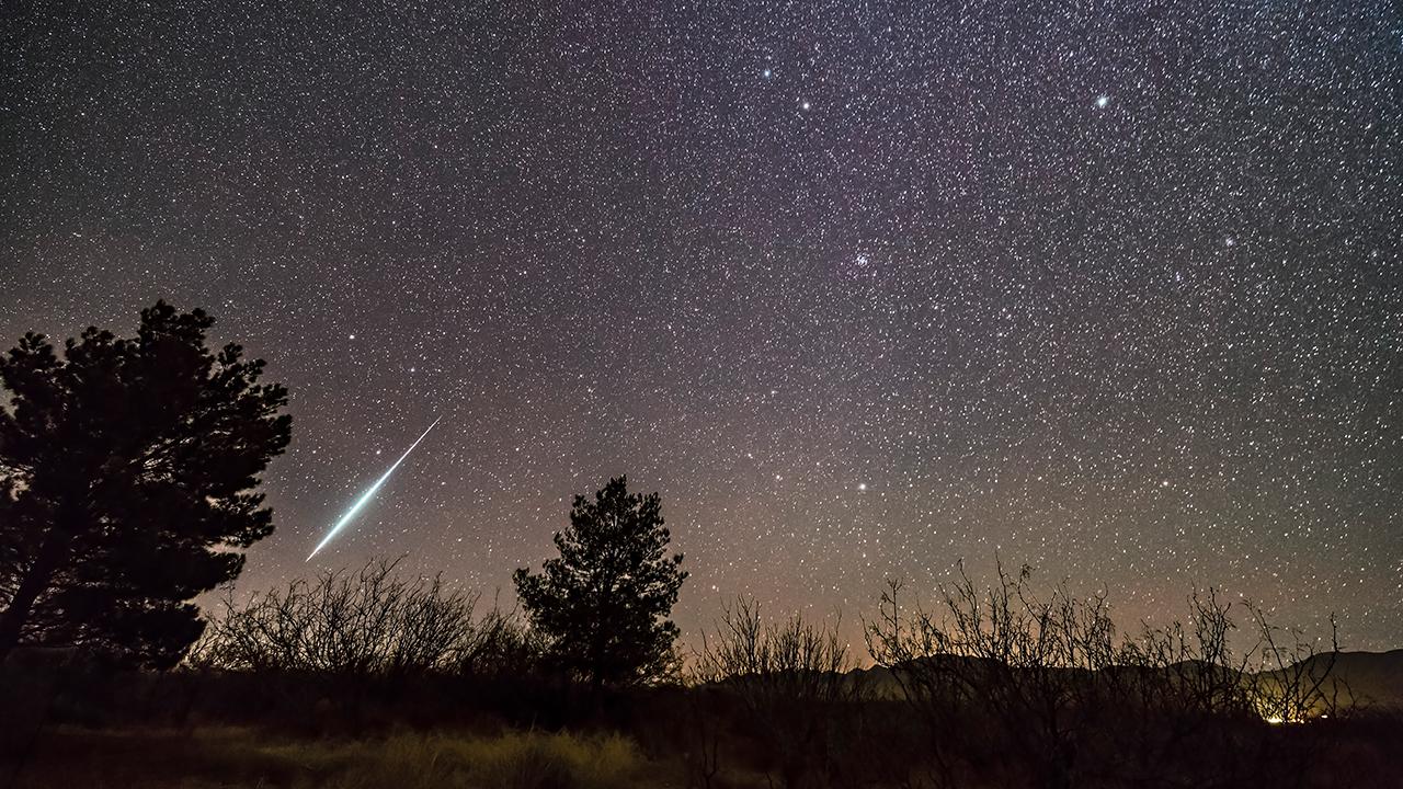 A single bright meteor from the Geminid meteor shower