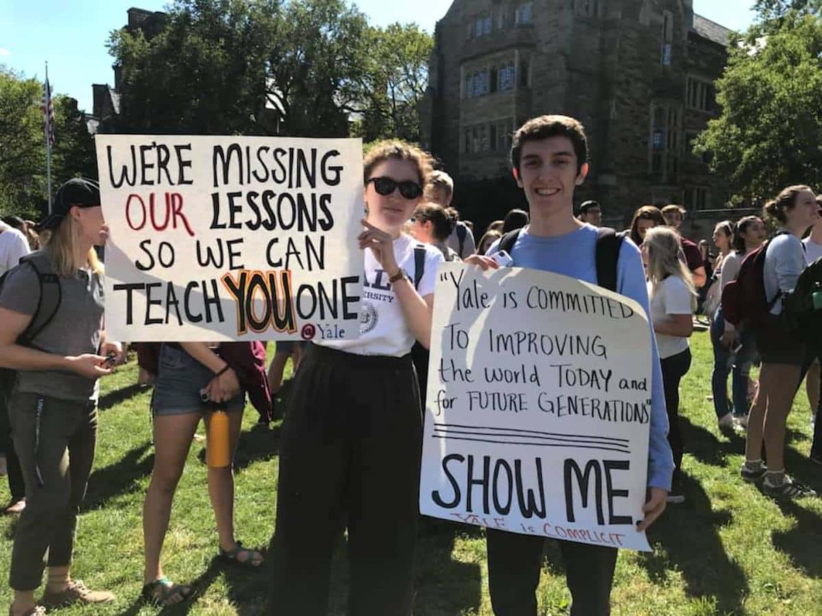 Students at Yale protest agains fossil fuel investments
