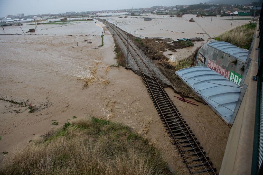 La línea de ferrocarril más antigua de España se estrella en el mar por la erosión climática