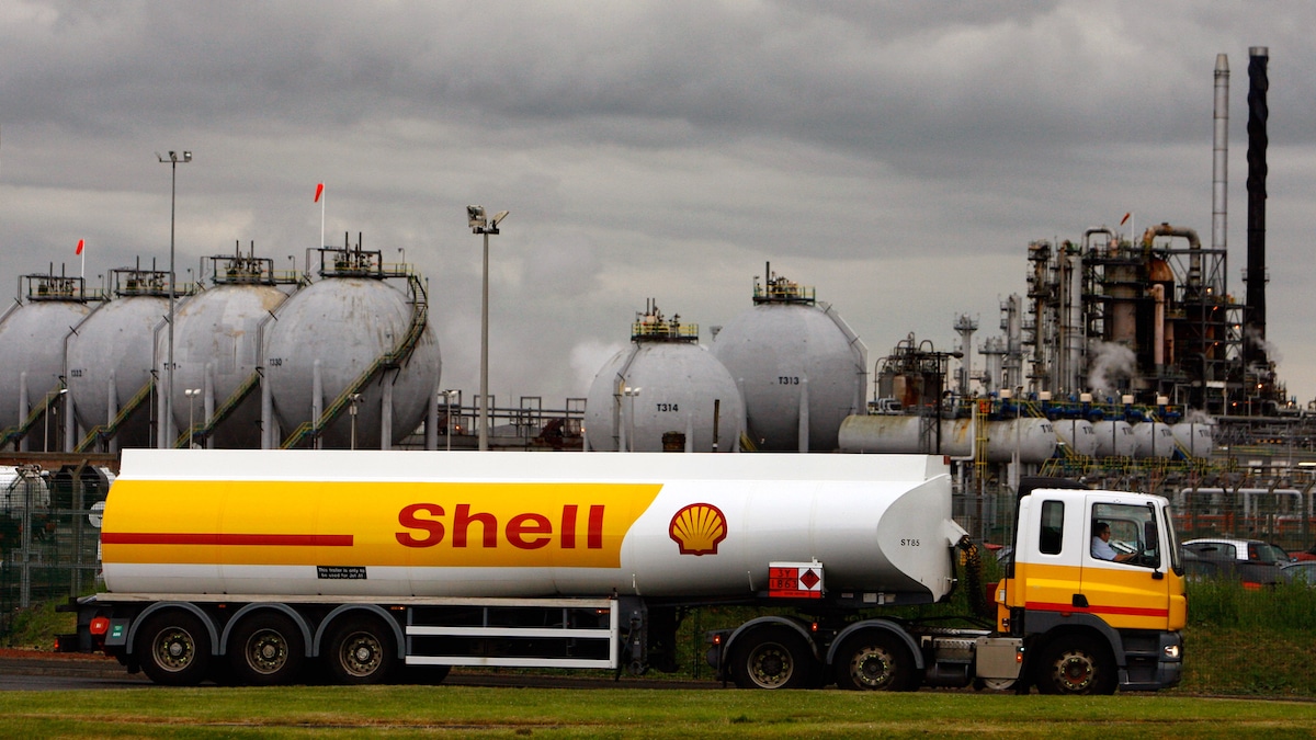 A Shell oil tanker truck