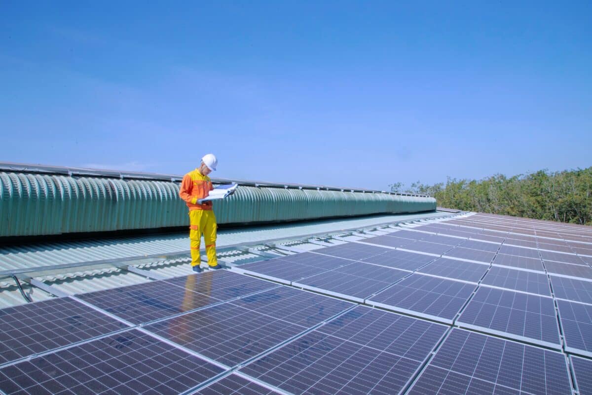 Commercial Solar Panel Installations ( Costs, Benefits & More)
