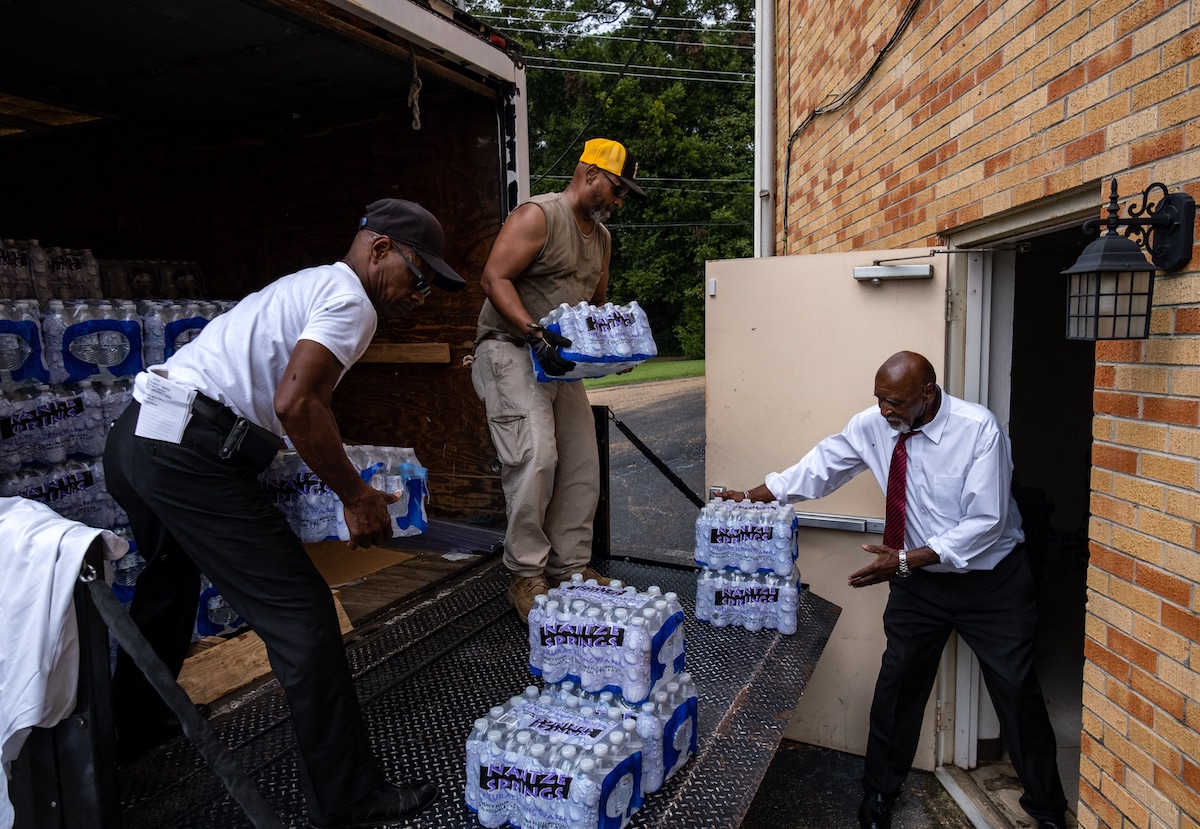 Church members distribute water during the Jackson, Mississippi water crisis