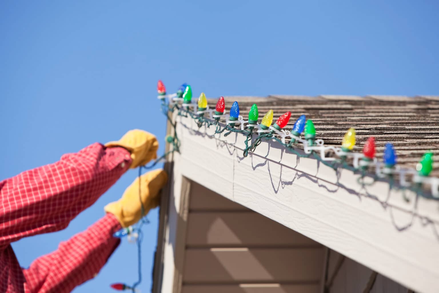 10 Christmas Light Safety Tips For Hanging Lights On Your Roof Ecowatch