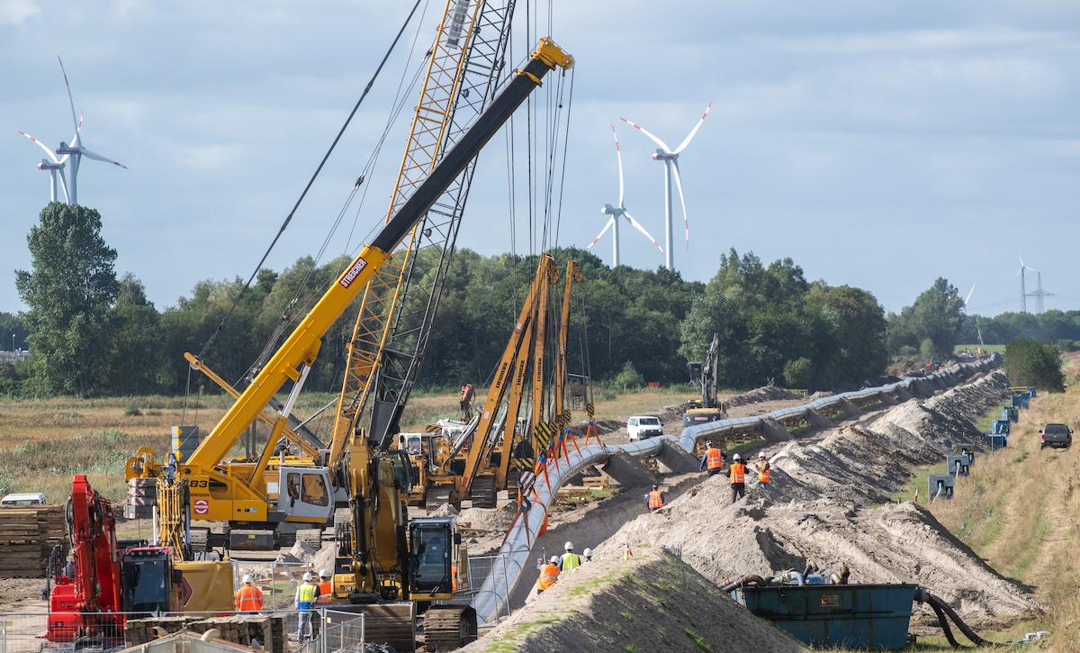 Workers construct a LNG pipeline in Germany