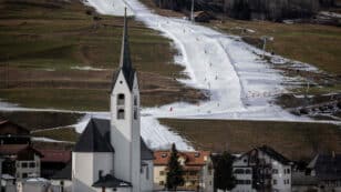 Record Warmth Keeps European Skiers off the Slopes