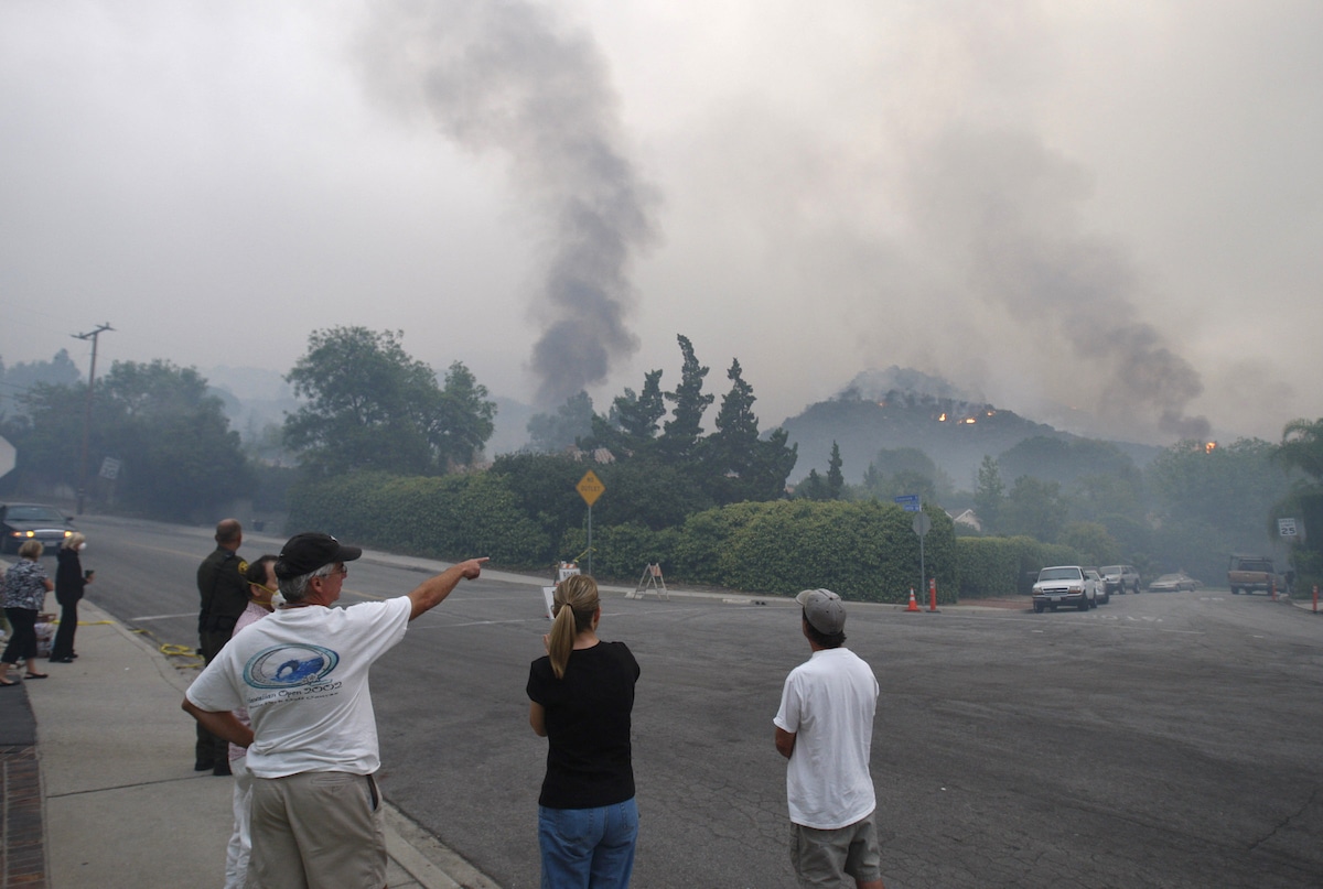 Residents watch the burning hills near their homes as the Station Fire rages in the Angeles National Forest in La Cañada Flintridge, California in 2009