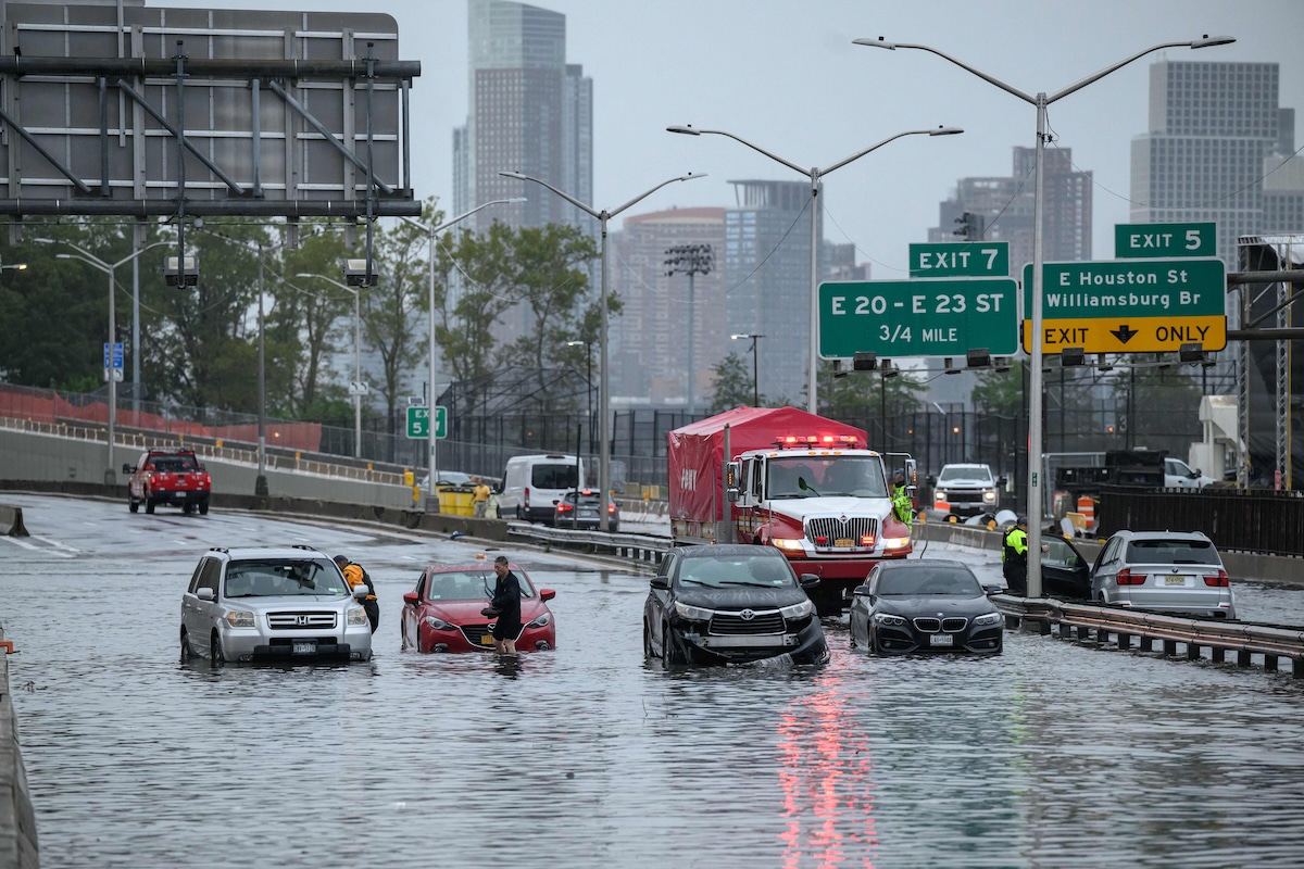 Cars stopped in floodwater on the FDR highway in Manhattan, New Yor